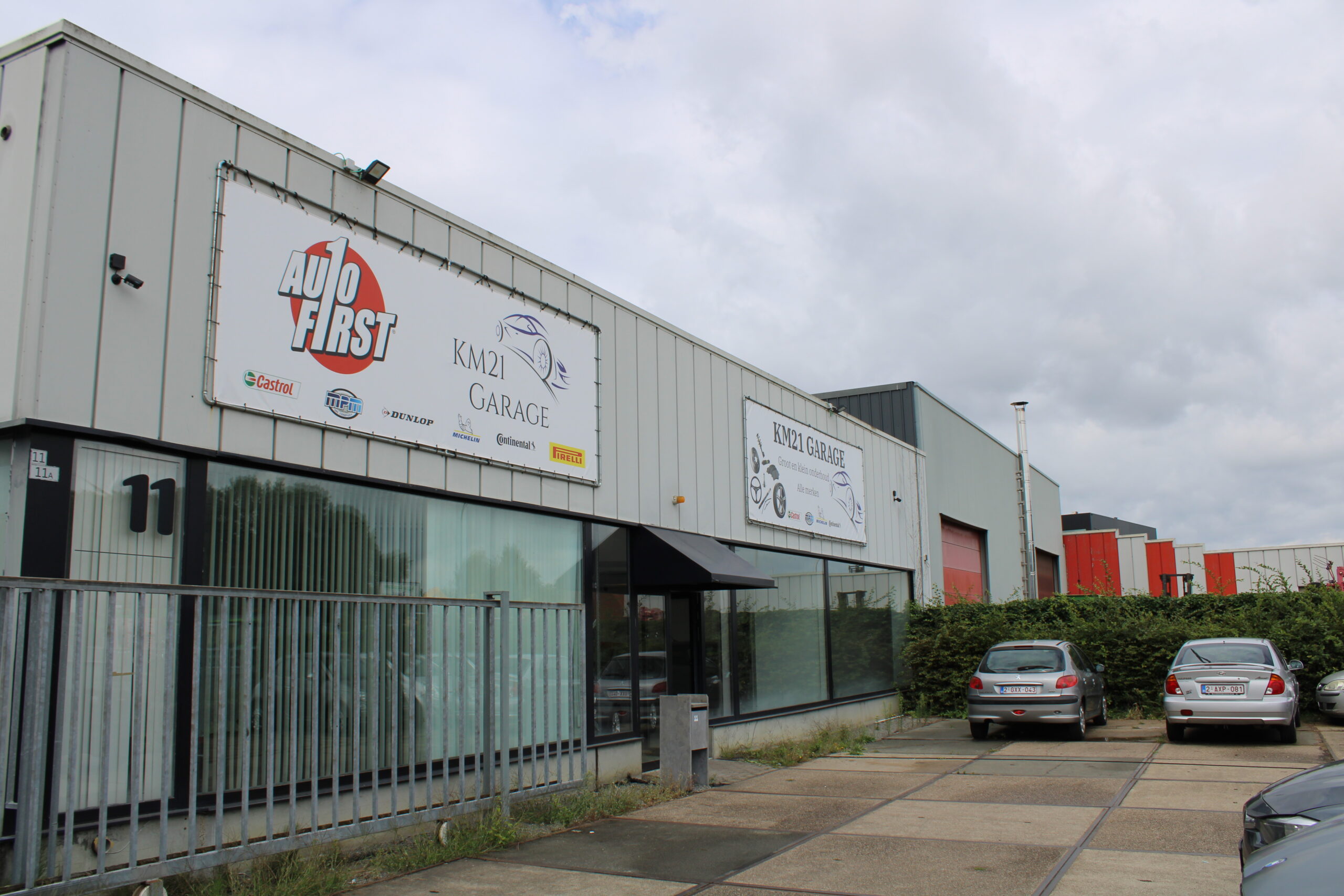 buitenkant garage km21 in geel