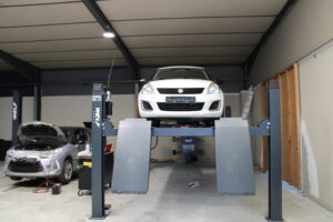 auto op de brug in de garage