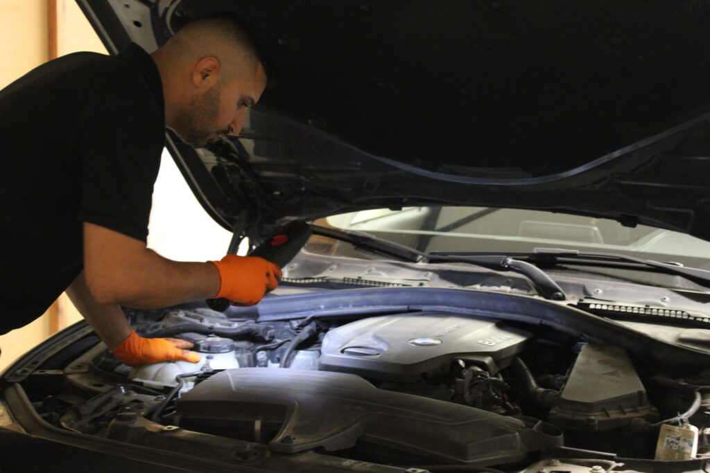 km21 medewerker kijkt motor na voor onderhoud